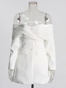 Elegante vestido blazer blanco con hombros descubiertos y diseño cruzado de malla.