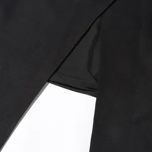 Detailweergave van de split en de premium stof van deze zwarte Franse maxi-jurk