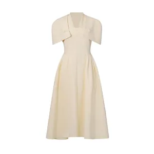 Elegantes cremefarbenes Vintage-Midikleid mit Schalkragen und betonter Taille in Nahaufnahme