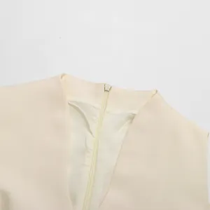 Detailansicht eines cremefarbenen Vintage-Kleides mit Stehkragen und Reißverschluss