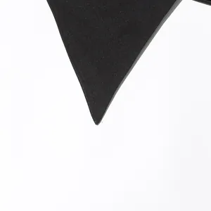 Detailaufnahme des schwarzen Stoffes und der feinen Nähte eines französischen Trägerkleids
