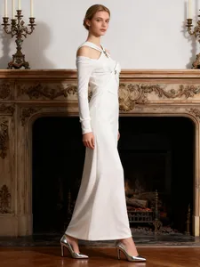 Elegante abito lungo bianco stile francese con dettagli cut-out e maniche lunghe