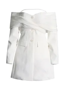 Elegante vestido blazer blanco con hombros descubiertos y un diseño cruzado de tul.