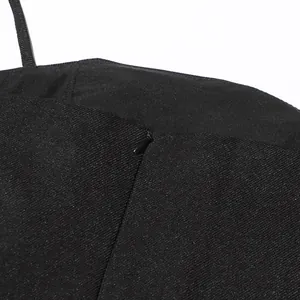 Detailansicht des verdeckten Reißverschlusses an einem schwarzen französischen Trägerkleid