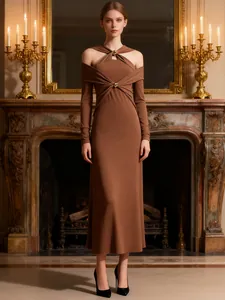 Abito lungo in maglia marrone stile minimalista francese con elegante scollatura