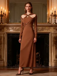 Elegante abito lungo in maglia marrone stile francese con design con scollo a goccia