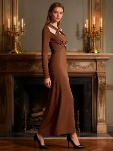 Elegante abito lungo in maglia marrone in stile minimalista francese con scollo cut-out