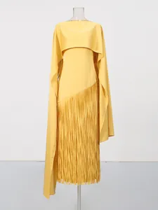 Elegante felgele capejurk met een slanke pasvorm en een stijlvolle zoom met lange franjes