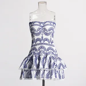 Elegante blauw-wit geborduurde strapless jurk met een gelaagd ontwerp met ruches