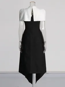 Elegante zwart-witte maxi-jurk in Franse stijl met kleurvlakken, achteraanzicht van de jurk