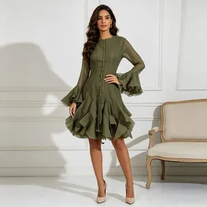 Elegante olijfgroene jurk met klokmouwen, ruches, knoopsluiting en een ronde halslijn.