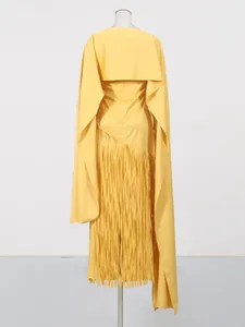 Elegante gele slim-fit jurk met cape-ontwerp en een lange zoom met franjes en kwastjes
