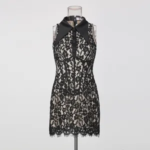 Elegante vestido corto de encaje negro sin mangas con cuello de pico y cintura de corsé.