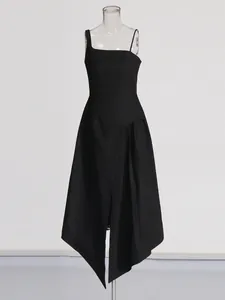Elegante zwarte midi-jurk in Franse stijl met asymmetrische bandjes en geplooide zoom