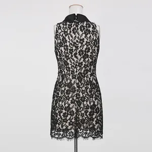Vista trasera de un vestido de encaje sin mangas de estilo francés con cuello de pico