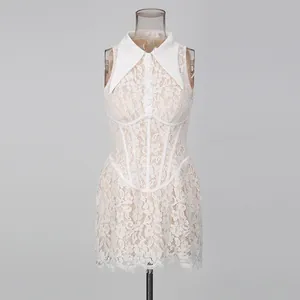 Vista detallada del vestido corto de encaje con elegante cuello en punta y detalles de corsé