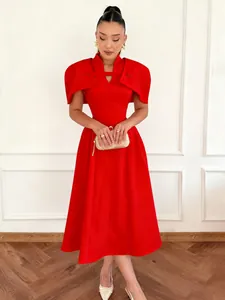Elegantes rotes Retro-Cape-Midikleid mit Stehkragen und tailliertem Design für Damen