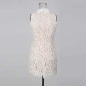Vista trasera detallada de un elegante vestido sin mangas de encaje blanco con cuello de pico