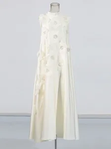 Robe trapèze sans manches avec appliqués floraux 3D et détails perlés
