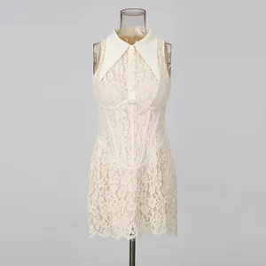 Detalle de un vestido sin mangas de encaje blanco de estilo francés con cintura tipo corsé