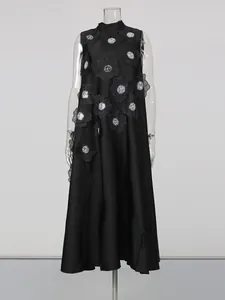 Robe longue trapèze noire sans manches avec appliques florales 3D et perles
