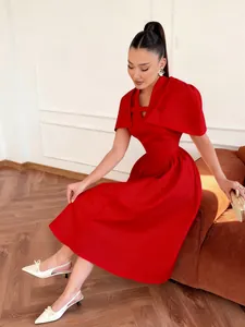 Elegantes rotes Retro-Midikleid mit Stehkragen und modischen kurzen Cape-Ärmeln