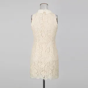 Vista trasera de vestido sin mangas en encaje crema con patrón floral detallado