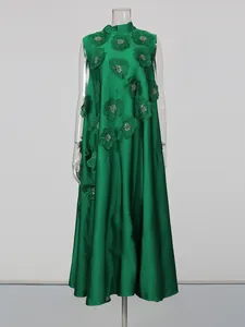 Élégante robe longue évasée vert émeraude sans manches avec appliques florales 3D