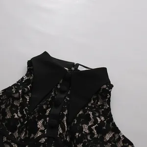 Primer plano de un vestido de encaje negro con un elegante cuello en punta y botones