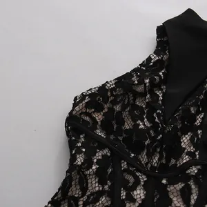 Primer plano del encaje floral negro y varillas de corsé en un vestido corto de gala