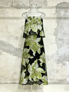 Abito midi a sottoveste con stampa floreale verde per uno stile resort minimalista.