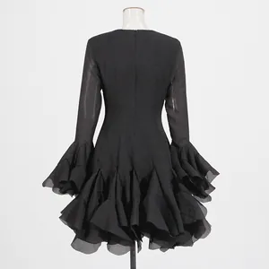 Achteraanzicht van zwarte elegante jurk met gelaagde ruches aan de zoom en mouwen