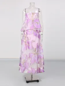 Elegante abito lungo con stampa floreale viola per lo stile estivo sul manichino