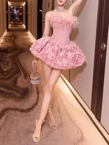 Κομψό ροζ στράπλες φόρεμα με 3D λουλούδια στη φούστα και κορσέ για κομψή γαλλική εμφάνιση