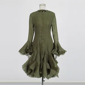 Detailweergave van olijfgroene midi-jurk met ruches aan de mouwen en knoopsluiting