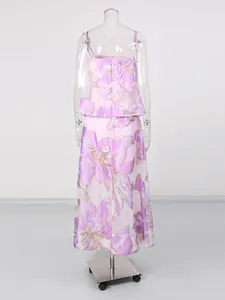 Elegante completo estivo rosa a fiori con canotta e gonna lunga per le vacanze