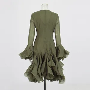 Achteraanzicht van elegante olijfgroene midi-jurk met ruches aan de zoom en klokmouwen