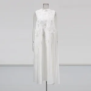 Robe longue évasée sans manches blanche avec appliques florales 3D de style élégant