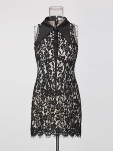 Elegante vestido sin mangas de encaje negro con cuello en punta y diseño de cintura de corsé