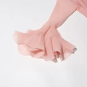 Detail van de elegante dubbellaagse ruches aan de mouwen van een roze chiffon jurk