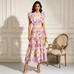 Vue détaillée de la broderie florale violette et des volants en dentelle d'une robe longue