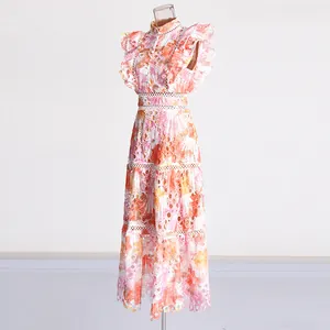 Vue détaillée d'une élégante robe longue brodée de fleurs roses et oranges avec des volants