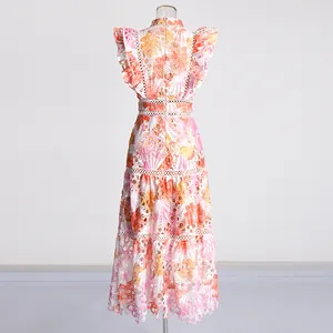 Vue arrière détaillée d'une robe sans manches à col montant avec broderie florale
