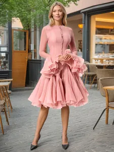 Elegante roze midi-jurk in Franse stijl met ruches en zeer lange uitlopende mouwen