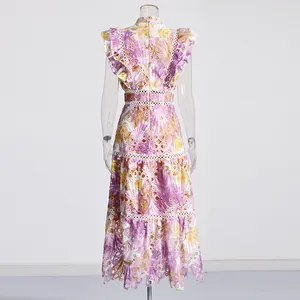 Vue arrière d'une robe élégante sans manches en dentelle florale avec des volants