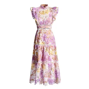 Vue détaillée d'une robe longue sans manches avec broderie florale et col montant.