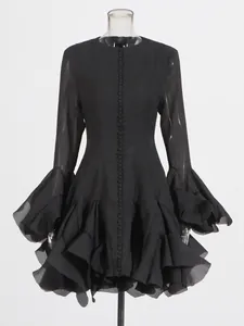Elegante zwarte A-lijn jurk met ruches mouwen en een gelaagde rok voor een chique look