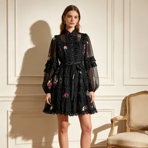Robe courte noire élégante style français avec broderies florales, col montant et manches lanternes