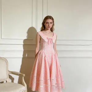 Elegante vestido midi sin mangas a cuadros vichy rosa con lazo y encaje blanco