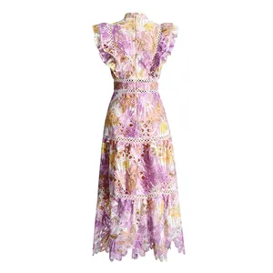 Vue arrière d'une robe longue en dentelle brodée à fleurs avec des volants